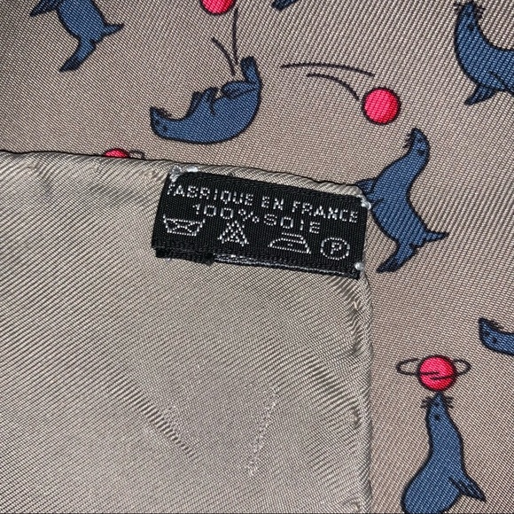 HERMÈS gray silk gavroche scarf  with playful blue seals with red ball motif - Picture 5 of 8